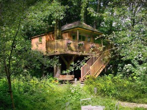 1 Bedroom Luxurious and Romantic Treehouse near Bath, Somerset, England